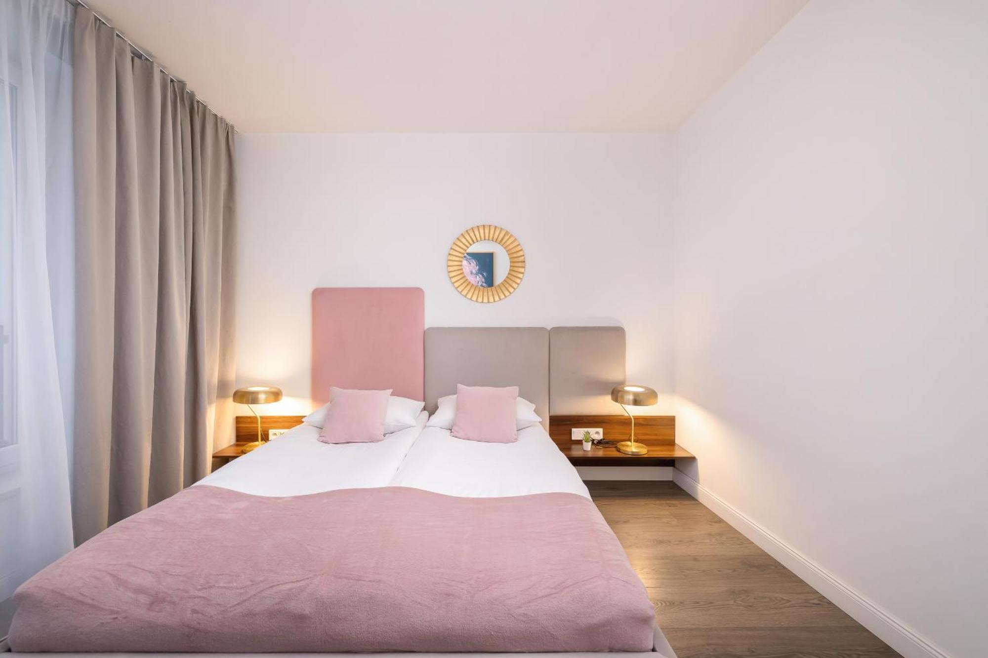 Blue And Green Apartment With Bright Pink Bedroom In Krakow By Noclegi Renters Exterior photo